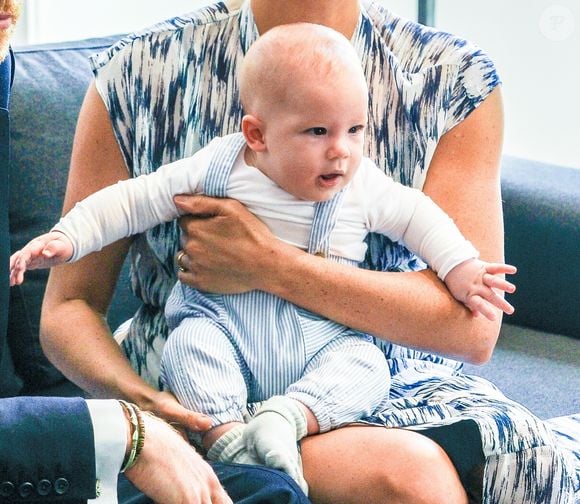 Mais aussi son fils Archie

Le prince Harry et Meghan Markle présentent leur fils Archie à Desmond Tutu à Cape Town, Afrique du Sud le 25 septembre 2019.