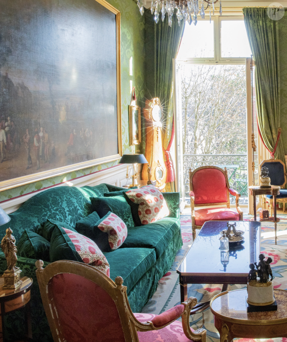 Après avoir passé dix ans derrière les fourneaux du Clarence, table doublement étoilée située dans le très chic Triangle d’or parisien, il fait ses valises.

Restaurant Le Clarence à Paris