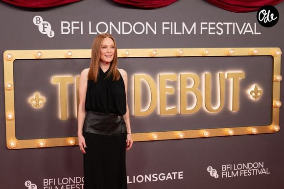 Portée sur des ongles courts et arrondis, sa manucure prouve qu'élégance et praticité font bon ménage.

Julianne Moore à la soirée de clôture du BFI London Film Festival, au Royal Festival Hall, le 18 octobre 2026 à Londres.

© Bestimage