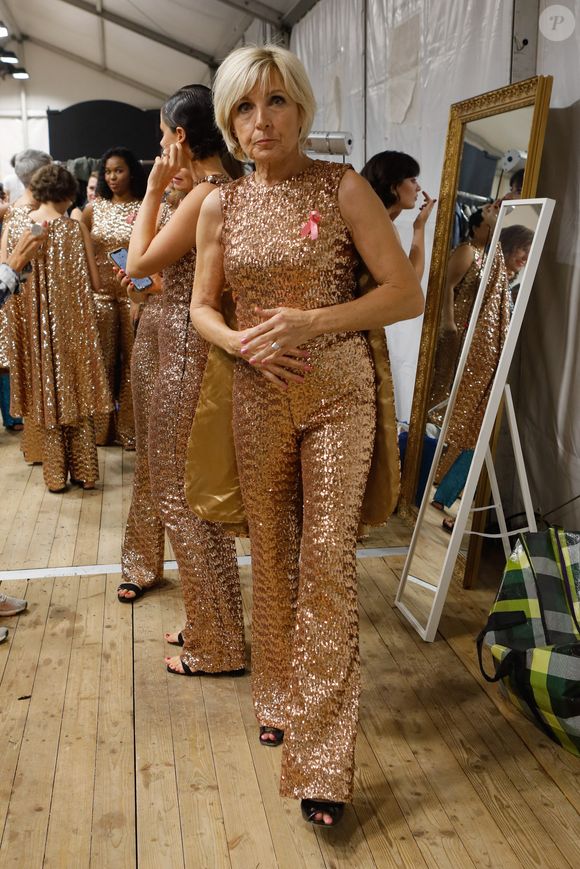 Exclusif - Evelyne Dhéliat - Backstage du défilé des 30 ans de l’Association "Ruban rose" à l'occasion d'octobre rose 2022 la campagne du mois de sensibilisation au cancer du sein en marge de la Fashion Week De Paris (PFW), au Trocadéro à Paris, France, le 1 octobre 2022. © Christophe Clovis/Bestimage