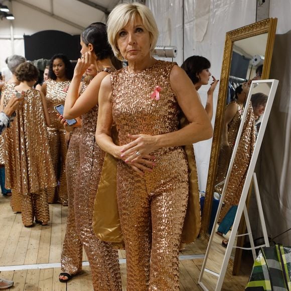 Exclusif - Evelyne Dhéliat - Backstage du défilé des 30 ans de l’Association "Ruban rose" à l'occasion d'octobre rose 2022 la campagne du mois de sensibilisation au cancer du sein en marge de la Fashion Week De Paris (PFW), au Trocadéro à Paris, France, le 1 octobre 2022. © Christophe Clovis/Bestimage