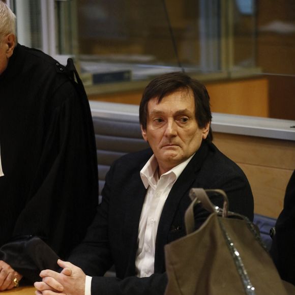 Pierre Palmade au tribunal de Melun avec ses avocats pour son procès pour blessures involontaires à la suite d'un accident de la route en février 2023 dans lequel sa voiture a percuté un autre véhicule à Melun.
Le 20 novembre 2024.
© Christophe Clovis / Bestimage