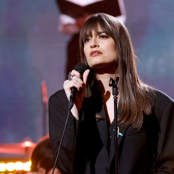 Clara Luciani - Emission spéciale "Unis pour l'Ukraine" à la Maison de la Radio et de la Musique, diffusée en direct sur France 2 et présentée par Nagui et Leïla.Kaddour à Paris le 8 mars 2022. © Cyril Moreau / Jack Tribeca / Bestimage