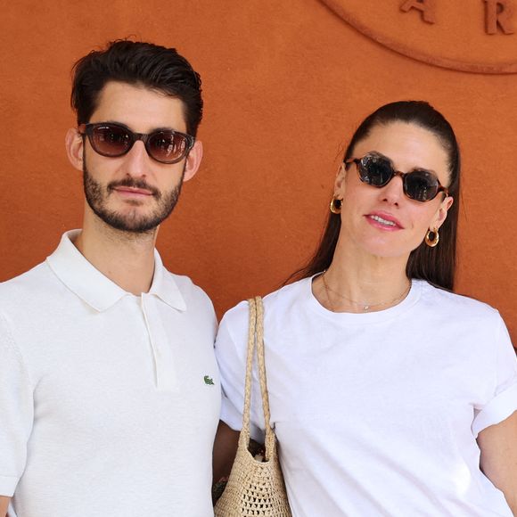 Pierre Niney et sa compagne Natasha Andrews - Célébrités au village lors des Internationaux de France de tennis de Roland Garros 2024 à Paris le 9 juin 2024.