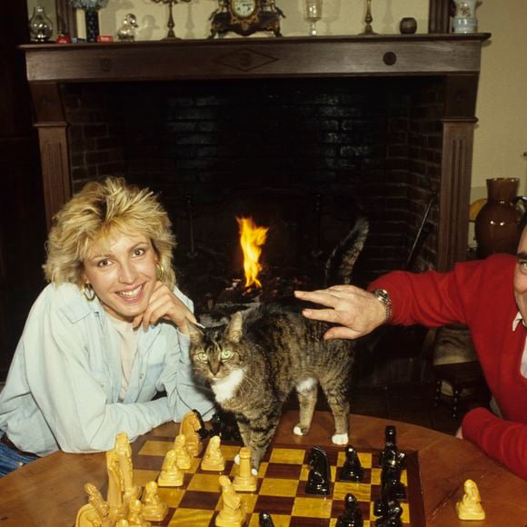 En France, en Normandie, Evelyne Dhéliat chez elle dans sa maison de l'Eure, avec son mari Philippe le 10 mai 1985.  ©CANU Alain.