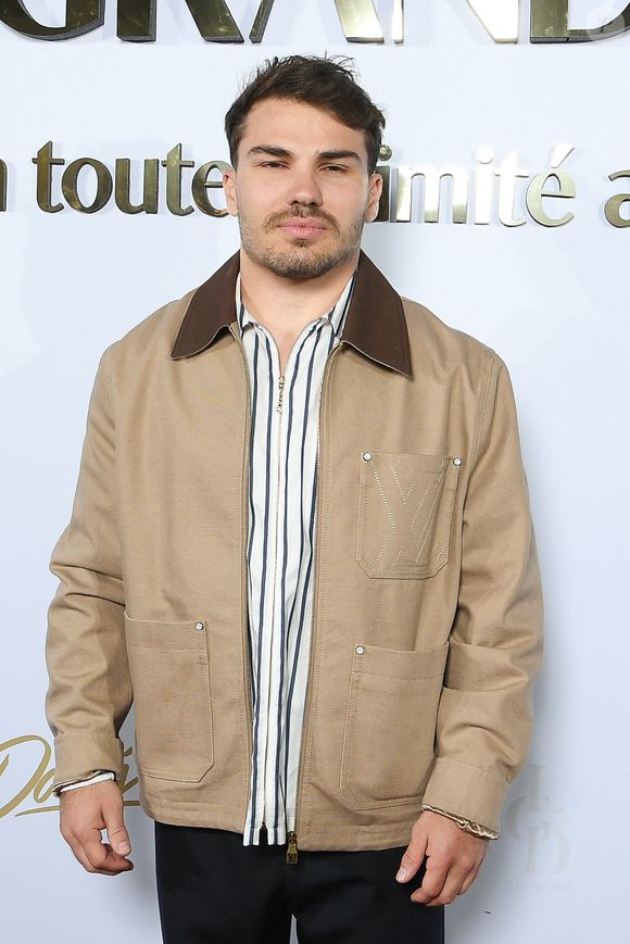 En dehors des terrains, le joueur se ressource sur le bassin d’Arcachon. 
Antoine Dupont et l'ex Miss France Iris Mittenaere au photocall du Grand Dîner en toute intimité avec Dadju sur la plage de l'hôtel Carlton en marge du 78ème Festival International du Film de Cannes, France, le 17 mai 2025. © Lionel Urman/Bestimage