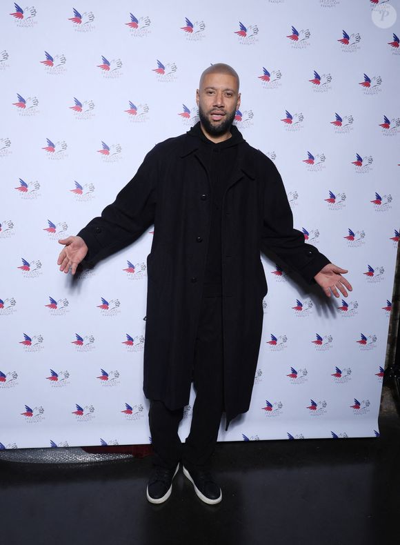 Le comédien et ancienne star de "Secret Story" a de son côté retrouvé l'amour 

Xavier Delarue au photocall de la soirée annuelle du Secours Populaire au Musée des Arts Forains à Paris le 2 décembre 2024.

© Denis Guignebourg / Bestimage