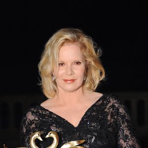 Sylvie Vartan pose avec son Cygne d'or pour l'ensemble de sa carrière lors du 25ème Festival du Film de Cabourg à Cabourg, France, le 18 juin 2011. Photo by Giancarlo Gorassini/ABACAPRESS.COM
