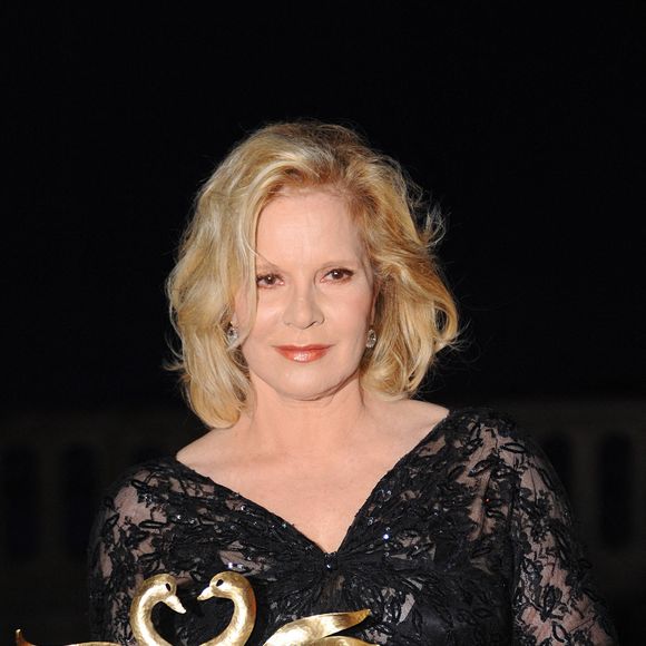 Sylvie Vartan pose avec son Cygne d'or pour l'ensemble de sa carrière lors du 25ème Festival du Film de Cabourg à Cabourg, France, le 18 juin 2011. Photo by Giancarlo Gorassini/ABACAPRESS.COM