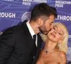 De nombreuses célébrités ont défilé dans des tenues élégantes et sophistiquées, mettant en avant le glamour de l’événement.

Des célébrités et des invités ont assisté à la 12e édition du Breakthrough Prize au Barker Hangar à Santa Monica, en Californie.
Backgrid USA / Bestimage