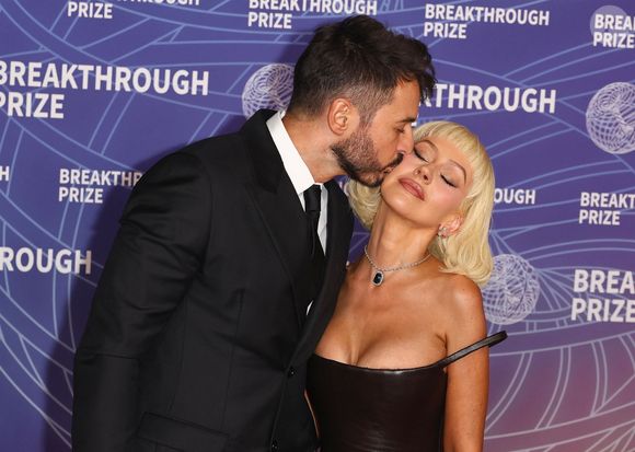 De nombreuses célébrités ont défilé dans des tenues élégantes et sophistiquées, mettant en avant le glamour de l’événement.

Des célébrités et des invités ont assisté à la 12e édition du Breakthrough Prize au Barker Hangar à Santa Monica, en Californie.
Backgrid USA / Bestimage