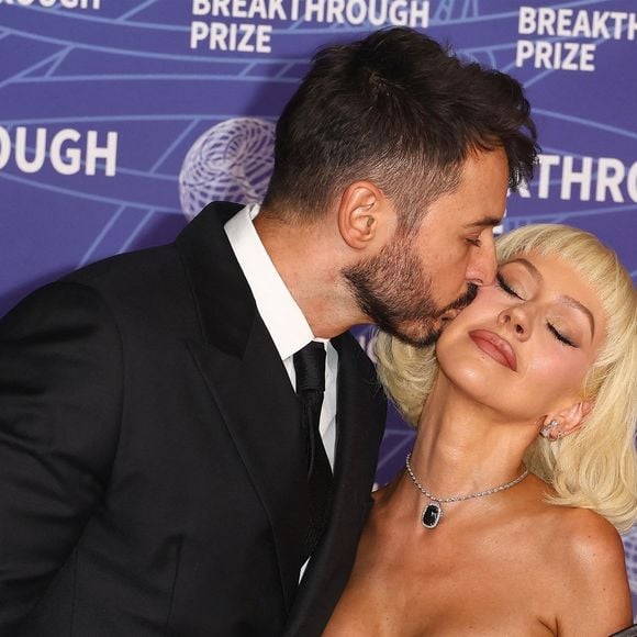 De nombreuses célébrités ont défilé dans des tenues élégantes et sophistiquées, mettant en avant le glamour de l’événement.

Des célébrités et des invités ont assisté à la 12e édition du Breakthrough Prize au Barker Hangar à Santa Monica, en Californie.
Backgrid USA / Bestimage