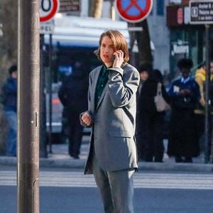 Adèle Haenel au téléphone dans la rue après le verdict de son agresseur le réalisateur Christophe Ruggia, poursuivi pour agressions sexuelles, condamné à deux ans de prison ferme avec port de bracelet électronique, au tribunal judiciaire de Paris, France, le 3 février 2025. © Christophe Clovis/Bestimage