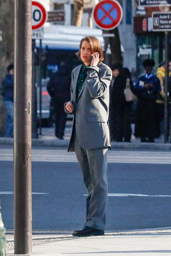 Adèle Haenel au téléphone dans la rue après le verdict de son agresseur le réalisateur Christophe Ruggia, poursuivi pour agressions sexuelles, condamné à deux ans de prison ferme avec port de bracelet électronique, au tribunal judiciaire de Paris, France, le 3 février 2025. © Christophe Clovis/Bestimage