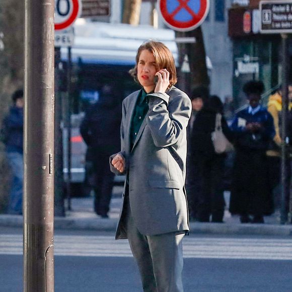 Adèle Haenel au téléphone dans la rue après le verdict de son agresseur le réalisateur Christophe Ruggia, poursuivi pour agressions sexuelles, condamné à deux ans de prison ferme avec port de bracelet électronique, au tribunal judiciaire de Paris, France, le 3 février 2025. © Christophe Clovis/Bestimage