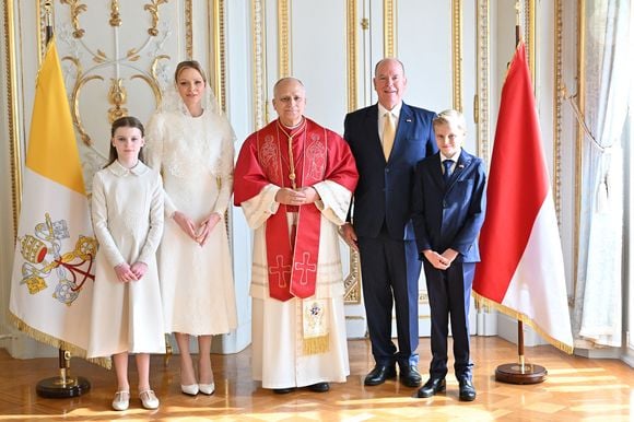 Il a été reçu par Albert II de Monaco et Charlène de Monaco ainsi que leurs enfants.

Le pape Léon XIV avec le prince Albert II de Monaco, la princesse Charlène,le prince Jacques et la princesse Gabriella - Entretien au palais pricnier et photo officielle - Visite historique du pape Léon XIV à Monaco le 28 mars 2026.
© Bruno Bebert - Dominique Jacovides / Bestimage