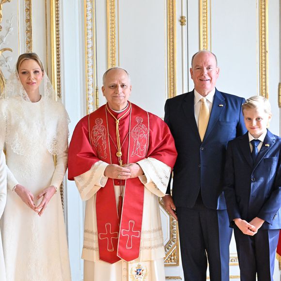 Il a été reçu par Albert II de Monaco et Charlène de Monaco ainsi que leurs enfants.

Le pape Léon XIV avec le prince Albert II de Monaco, la princesse Charlène,le prince Jacques et la princesse Gabriella - Entretien au palais pricnier et photo officielle - Visite historique du pape Léon XIV à Monaco le 28 mars 2026.
© Bruno Bebert - Dominique Jacovides / Bestimage