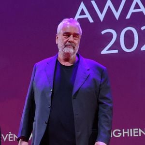 Exclusif - Luc Besson remet un génie d'honneur à Sophie Leclerc - Soirée des "Digital Creation Genie Awards 2026" au casino d'Enghien-les-Bains le 21 janvier 2026. © Denis Guignebourg/Bestimage