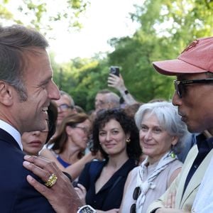 Emmanuel Macron et Pharrell Williams - Réception de la France Music Week au Palais de l'Elysée dans le cadre de la Fête de la Musique à Paris le 20 Juin 2025. © Dominique Jacovides/Bestimage