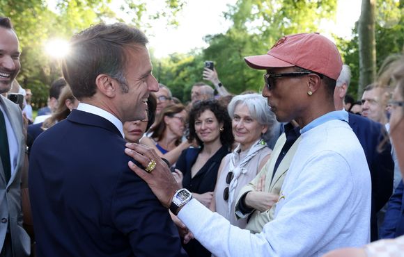 Emmanuel Macron et Pharrell Williams - Réception de la France Music Week au Palais de l'Elysée dans le cadre de la Fête de la Musique à Paris le 20 Juin 2025. © Dominique Jacovides/Bestimage