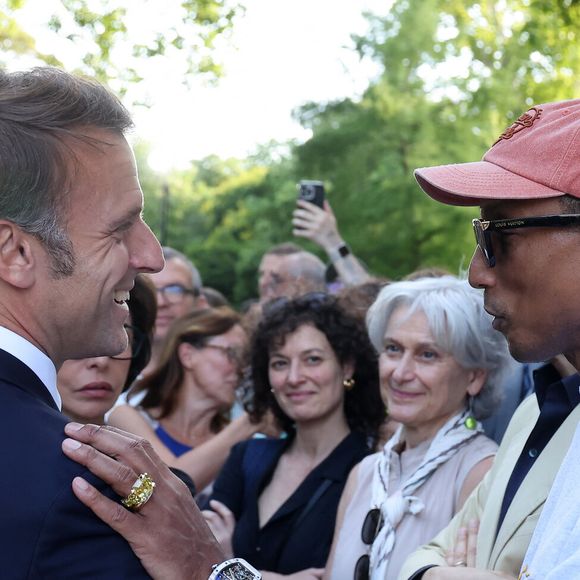 Emmanuel Macron et Pharrell Williams - Réception de la France Music Week au Palais de l'Elysée dans le cadre de la Fête de la Musique à Paris le 20 Juin 2025. © Dominique Jacovides/Bestimage