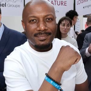 "Je voyais arriver l’été en me disant que j’allais encore passer les vacances loin de mes proches et ça me semblait compliqué à gérer. "

Harry Roselmack en dédicace lors du 5ème festival du Livre de Paris au Grand Palais (17 - 19 avril 2026) à Paris, le 19 avril 2026.
© Cédrice Perrin / Bestimage