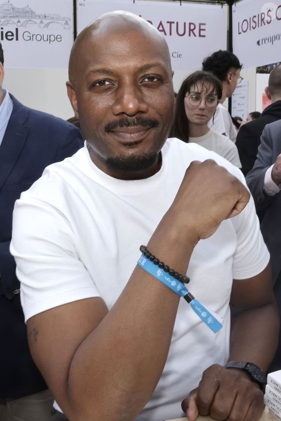 "Je voyais arriver l’été en me disant que j’allais encore passer les vacances loin de mes proches et ça me semblait compliqué à gérer. "

Harry Roselmack en dédicace lors du 5ème festival du Livre de Paris au Grand Palais (17 - 19 avril 2026) à Paris, le 19 avril 2026.
© Cédrice Perrin / Bestimage