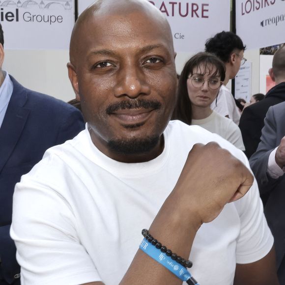 "Je voyais arriver l’été en me disant que j’allais encore passer les vacances loin de mes proches et ça me semblait compliqué à gérer. "

Harry Roselmack en dédicace lors du 5ème festival du Livre de Paris au Grand Palais (17 - 19 avril 2026) à Paris, le 19 avril 2026.
© Cédrice Perrin / Bestimage