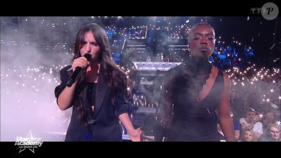 Ambre et Sarah lors de leur prestation durant le prime de la "Star Academy".