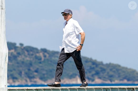 L'acteur et producteur américain Michael Douglas, 80 ans, arrive au club 55 sur la plage de Pampelonne à Saint-Tropez (Ramatuelle), Côte d'Azur, France, le 16 juillet 2025. © Bestimage