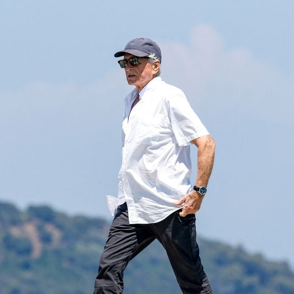L'acteur et producteur américain Michael Douglas, 80 ans, arrive au club 55 sur la plage de Pampelonne à Saint-Tropez (Ramatuelle), Côte d'Azur, France, le 16 juillet 2025. © Bestimage