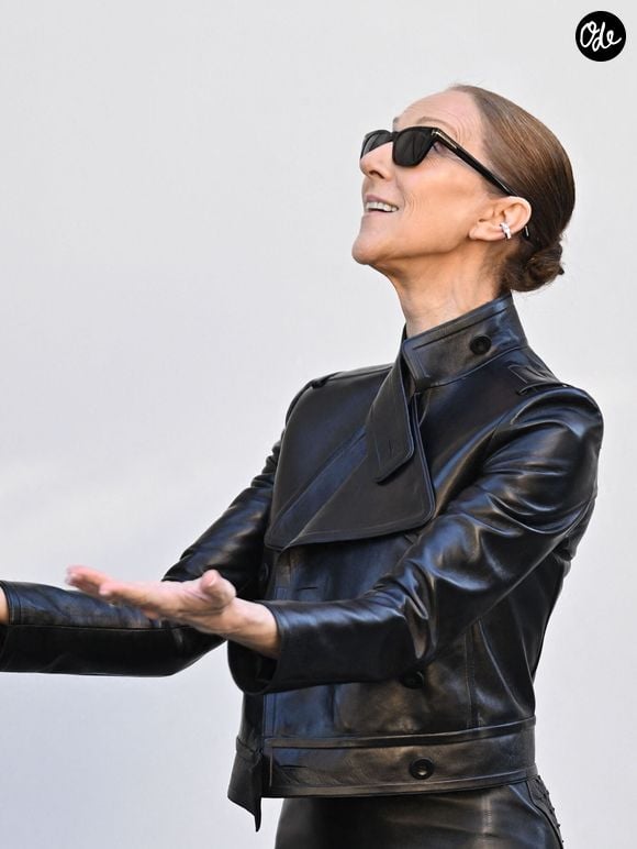 Céline Dion salue ses fans à la sortie de l’hôtel Royal Monceau à Paris avant de rejoindre La Plenitude Arena de Paris La Défense pour poursuivre sa série de concerts le 14 octobre 2026. © Pierre perusseau/Bestimage