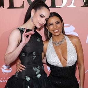 Eva Longoria et Sofia Carson - Photocall du "Global Gift Gala" sur la Môme Plage lors du 79ème Festival international du Film de Cannes le 20 mai 2026. © Denis Guignebourg/Bestimage