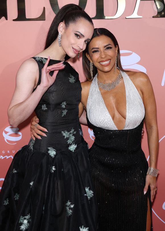 Eva Longoria et Sofia Carson - Photocall du "Global Gift Gala" sur la Môme Plage lors du 79ème Festival international du Film de Cannes le 20 mai 2026. © Denis Guignebourg/Bestimage