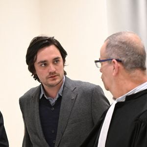 Alain-Fabien Delon assiste son passage en audience, dans le procès l'opposant à sa soeur A.Delon, devant la 17ème chambre correctionnelle du tribunal judiciaire de Paris, le 17 mars 2026.
Agence / Bestimage