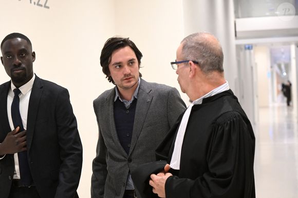 Alain-Fabien Delon assiste son passage en audience, dans le procès l'opposant à sa soeur A.Delon, devant la 17ème chambre correctionnelle du tribunal judiciaire de Paris, le 17 mars 2026. 

Agence / Bestimage
