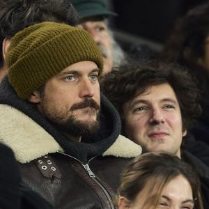 Lucas Bravo et Vincent Lacoste - Célébrités dans les tribunes lors du match de Ligue 1 McDonald's opposant le Paris Saint-Germain (PSG) à l'Olympique de Marseille (OM) - (3-1) au Parc des Princes à Paris le 16 mars 2025. © Cyril Moreau/Bestimage