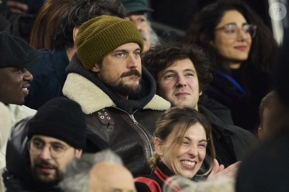 Lucas Bravo et Vincent Lacoste - Célébrités dans les tribunes lors du match de Ligue 1 McDonald's opposant le Paris Saint-Germain (PSG) à l'Olympique de Marseille (OM) - (3-1) au Parc des Princes à Paris le 16 mars 2025. © Cyril Moreau/Bestimage