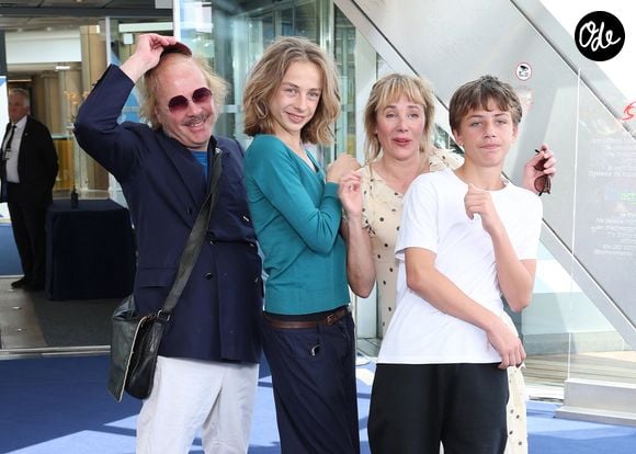 Il y a quelques semaines à peine, Billie faisait sensation sur le photocall du Festival de Télévision de Monte-Carlo.

Philippe Katerine, Julie Depardieu et leurs enfants Billy et Alfred  - Photocall de 'Les derniers jours de Charles Baudelaire' lors de la 65eme édition du Festival TV De Monte Carlo 
 © Denis Guignebourg /Bestimage