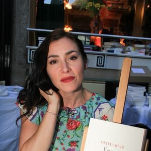 Olivia Ruiz et son livre Ecoute la pluie tomber lors de la soirée de l'été littéraire et musical aux Deux Magots à Paris le 27 juin 2022.

© Philippe Baldini / Bestimage
