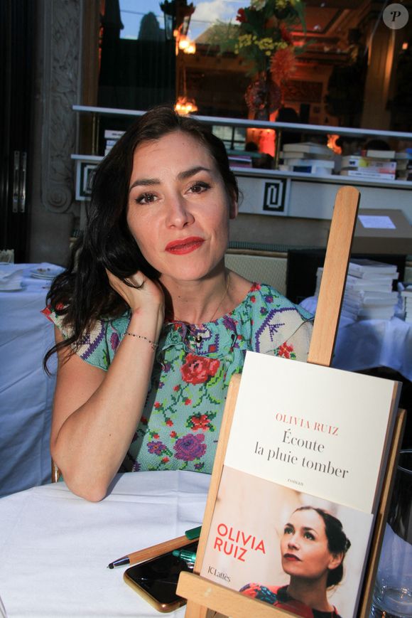 Olivia Ruiz et son livre Ecoute la pluie tomber lors de la soirée de l'été littéraire et musical aux Deux Magots à Paris le 27 juin 2022.

© Philippe Baldini / Bestimage