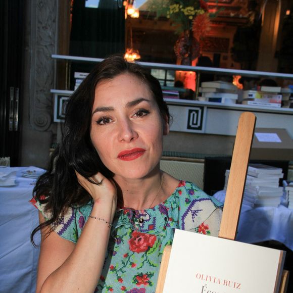 Olivia Ruiz et son livre Ecoute la pluie tomber lors de la soirée de l'été littéraire et musical aux Deux Magots à Paris le 27 juin 2022.

© Philippe Baldini / Bestimage