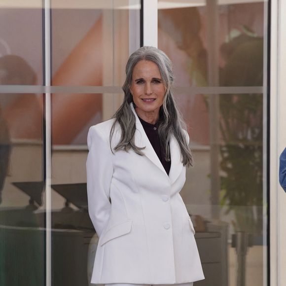 Andie MacDowell avait l'air sophistiquée et sans effort en quittant son hôtel lors du 79ème Festival de Cannes à Cannes, France. Photo par Backgrid USA / Bestimage