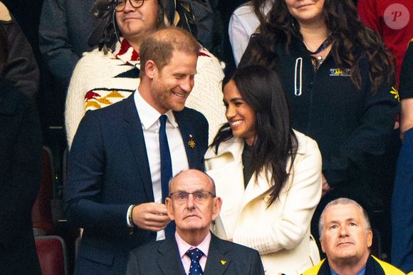 Le "Telegraph" indique ainsi que le roi aimerait que les Sussex aient une place importante lors de ses obsèques, le Duc étant attendu pour marcher côte à côte avec son frère William, alors Roi, à l'avant-garde des processions à travers les rues du centre de Londres

Le prince Harry et Meghan Markle assistent à la cérémonie d'ouverture des "Invictus Games Vancouver Whistler 2025" au Canada le 8 février 2025.
Photo : Backgrid USA / Bestimage