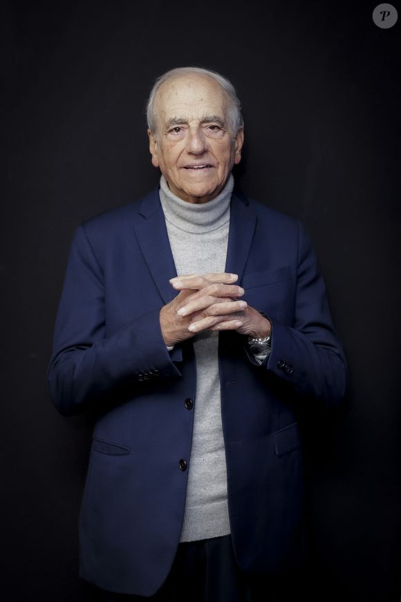 Exclusif - Jean-Pierre Elkabbach - Jean-Pierre Elkabbach pose en marge de sa venue à Radio J  - Paris le 26/01/2023 - © Jack Tribeca / Bestimage