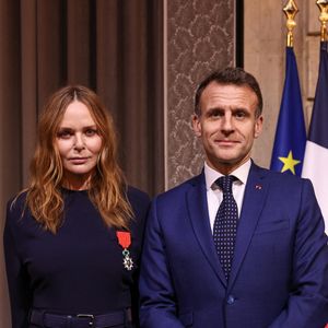Stella McCartney, Emmanuel Macron - La créatrice S.McCartney est faite Chevalier de la Légion d'honneur par le président français E.Macron au palais de l'Elysée à Paris, le 5 mars 2026, lors de la Fashion Week à Paris. Cette distinction salue son parcours ainsi que son engagement dans l'univers de la création et de la mode.

BFA.com / Backgrid USA / Bestimage