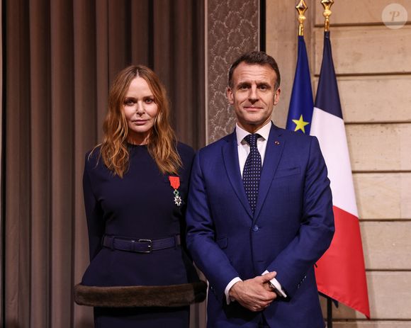 Stella McCartney, Emmanuel Macron - La créatrice S.McCartney est faite Chevalier de la Légion d'honneur par le président français E.Macron au palais de l'Elysée à Paris, le 5 mars 2026, lors de la Fashion Week à Paris. Cette distinction salue son parcours ainsi que son engagement dans l'univers de la création et de la mode.

BFA.com / Backgrid USA / Bestimage