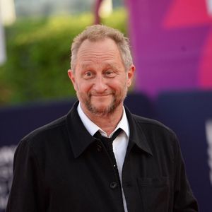 "Je l’ai rencontrée à Cannes. Elle était l’attachée de presse de C’est arrivé près de chez vous. Elle a abandonné son activité pour s’occuper d’un être aussi infantile et sans responsabilité que moi."

Benoît Poelvoorde à la première de "Comment je suis devenu un super-héros" lors de la clôture du 46ème Festival du Cinéma Américain de Deauville, le 12 septembre 2020.© Rachid Bellak/Bestimage