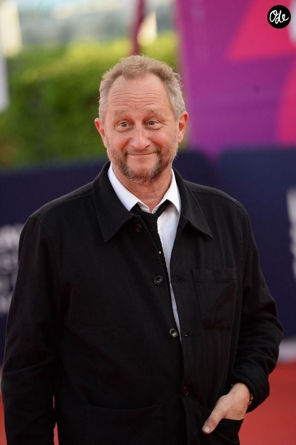 "Je l’ai rencontrée à Cannes. Elle était l’attachée de presse de C’est arrivé près de chez vous. Elle a abandonné son activité pour s’occuper d’un être aussi infantile et sans responsabilité que moi."

Benoît Poelvoorde à la première de "Comment je suis devenu un super-héros" lors de la clôture du 46ème Festival du Cinéma Américain de Deauville, le 12 septembre 2020.© Rachid Bellak/Bestimage