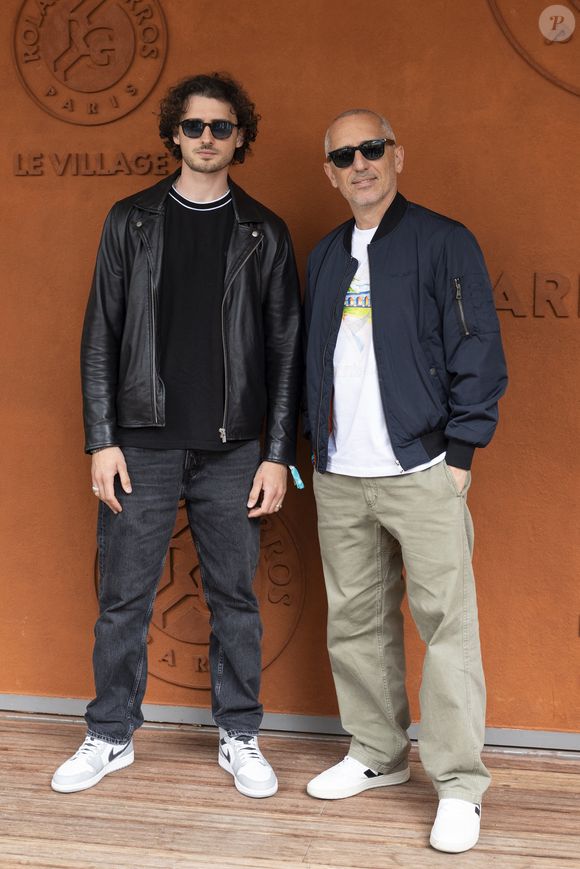 Gad Elmaleh avec son fils Noé au village lors des Internationaux de France de Tennis de Roland Garros 2025, à Paris, France, le 8 juin 2025. © Cyril Moreau/Bestimage